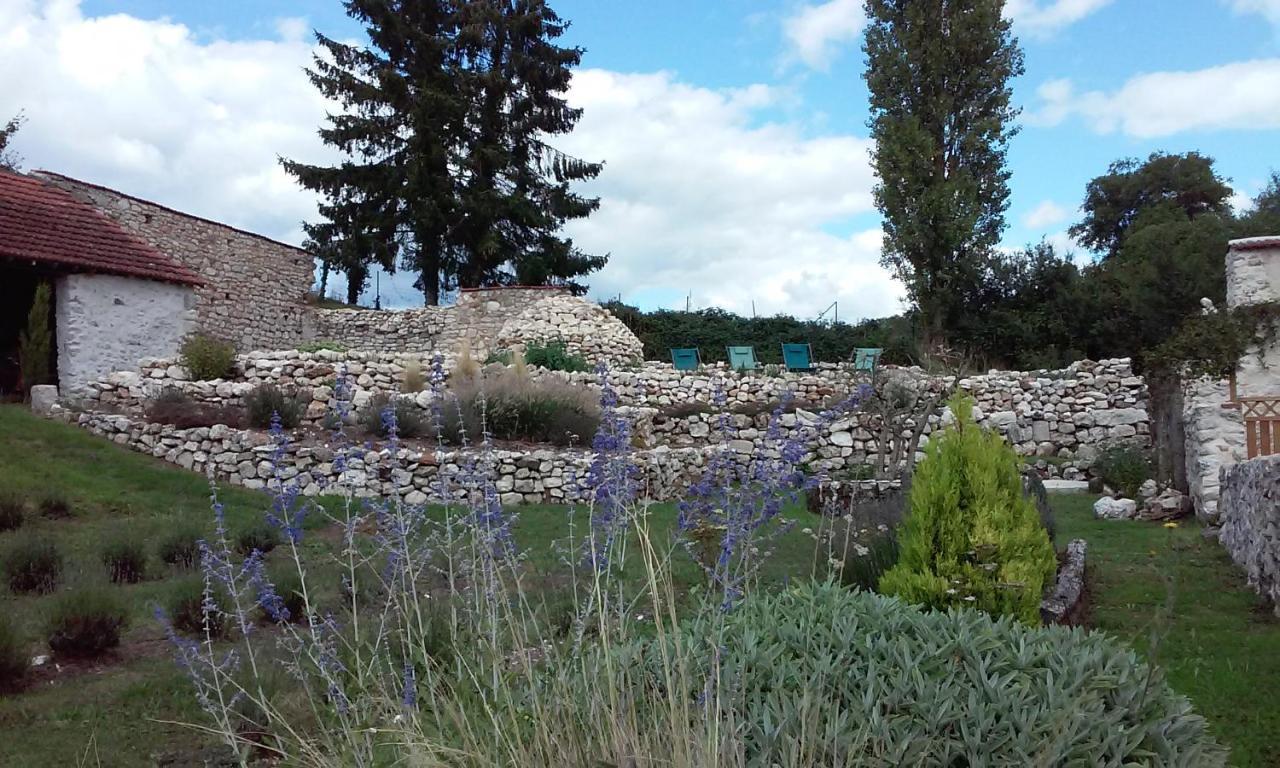 Villa Les Bories En Champagne Montlevon Exterior foto